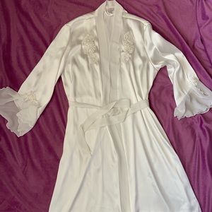 Short silky white robe with lace size S/M
